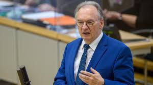 Media in category reiner haseloff the following 5 files are in this category, out of 5 total. Reiner Haseloff Over Ten Thousand Likes For His A On Twitter Teller Report