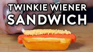 Перевод слова wiener, американское и британское произношение, транскрипция, словосочетания, примеры использования. Binging With Babish Twinkie Wiener Sandwich From Uhf Youtube