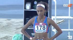 Il salto in lungo è una specialità sia maschile che femminile dell'atletica leggera, in cui gli atleti, dopo una rincorsa, raggiungono la zona limite dove poter saltare, detta asse di battuta, cercando di atterrare il più lontano possibile nella buca riempita di sabbia. Graduatorie Salto In Lungo Femminile La Top 150 Italiana Anno 2020 Queen Atletica