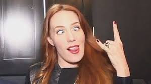 Waar is Vanessa? Weet iemand het? Vanessa's role is to open her lips and  spread charm. Which is no small feat. She can do that! As far as I know,  she can