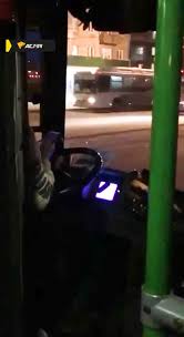 В новосибирске пассажиры засняли как водитель одновременно управляет  автобусом, собирает деньги за проезд и ведёт стрим в tiktok watch online