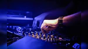 Τραγικός θάνατος dj στη θεσσαλονίκη. O Dj Toy Gamoy Me Korwnoio Sth 8essalonikh Mila Sto Magkazino Toy R8 Stoys 94 5 Fm Youtube