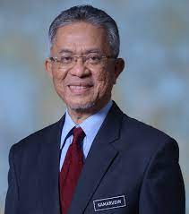 Jika dibandingkan antara perdagangan dalam negeri dan luar negeri, maka perdagangan luar negeri tentu saja memiliki aturan yang diberlakukan oleh pemerintah indonesia jauh lebih ketat dan rumit. Timbalan Menteri Luar Negeri Portal Rasmi Kementerian Luar Negeri Malaysia Portal