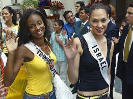 Gal gadot is being criticized online for her statement on the ongoing violence occurring in the state of israel that has killed mostly palestinians. Smile From Wonder Woman S Gal Gadot As Miss Israel The Star And Miss Trinidad And Tobago Danielle Jones Wave At Ph Gal Gadot Gal Gadot Wonder Woman Gal Gabot
