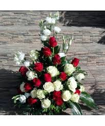 Livrare Aranjament Trandafiri Rosii Si Albi Pentru Iubita Sau Sotie Comanda Aranjament Floral Cu Trandafiri Bucurest Christmas Wreaths Holiday Decor Christmas
