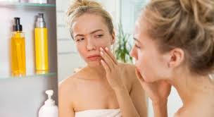 Innanzitutto, contro l'acne è consigliata un'alimentazione ricca di vitamine benefiche per la pelle, in particolare a, c, e, sali minerali e antiossidanti, che si possono assumere consumando frutta e verdura di stagione, variando nelle scelte, ma anche olio extravergine d'oliva. Dieta Contro Brufoli E Punti Neri Gli Alimenti Da Evitare E Quelli Da Mangiare
