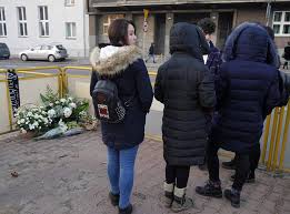 Widać na nim rozjuszony tłum, który wyraźnie zdradza konflikt. 19 Latka Z Kazachstanu Zginela Na Torach W Zawodziu Teraz W Tym Miejscu Zaczyna Sie Przebudowa Katowice24