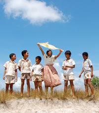 Film ini diadaptasi dari novel best seller berdurasi 125 menit, laskar pelangi merupakan film hasil garapan kerjasama sutradara riri riza, penulis skenario salman aristo, dan produser mira. Mengikat Makna Laskar Pelangi Yuamar S Weblog