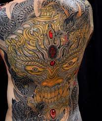 35 Entzuckende Yakuza Tattoo Designs Traditionelle Totems Mit Einem Modernen Gefuhl Manner Yakuza Tattoo Japanische Schriftzeichen Tattoos Tattoo Designs