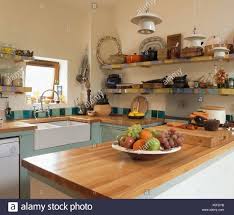 Landhausküchen vereinen geschickt die gemütlichkeit vergangener tage mit modernster technik von heute. Kirschbaum Holz Arbeitsplatte In Kleine Landhaus Kuche Mit Spule Und Neuheit Tasse Und Untertasse Licht In Belfast Stockfotografie Alamy