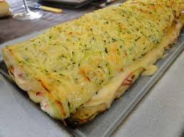 Aussi délicieusement fondante que la classique, elle possède en plus un goût plus affirmé qui donnera du caractère à ce gratin de courgettes et pommes de terre. Roule Courgette Pomme De Terre Jambon Et Reblochon Aurelie Cuisine