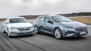 2021 yılının popüler modellerinden biri olarak son derece ilgi çeken araçlarından birini piyasaya süren opel, yenilikçi teknolojisi ve üst düzey motor performansıyla yeni insignia aracının satışına başladı. Opel Insignia Sports Tourer Skoda Superb Combi Kombis Im Test Autobild De