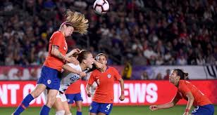 Isabelle kadzban with the rapa nui flag (easter island flag), representing her rapa. La Roja Femenina Contra Estados Unidos La Revancha Cuando Juegan Y Quien Transmite Futbol Biobiochile