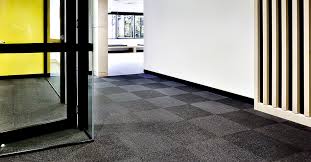 Teppichfliesen zu verlegen ist zwar nicht schwer, sollte im zweifel aber trotzdem durch einen fachmann erfolgen. Teppichfliesen 1000 Teppichboden Bielefeld Teppichreste Teppiche Design Bodenbelag