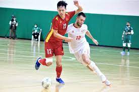Homsi vừa thực hiện quả đá phạt trực tiếp ở khoảng cách 9m so với khung thành việt nam nhưng đức tùng và văn vũ đã chơi lăn xả, giải nguy cho khung thành của. Zms2683yll6ylm