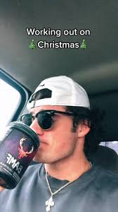 Gotta go smash some legs for baby Jesus ✝️🎄🎅🏻 #christmas #lifting #gym