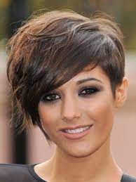 La fin de l'hiver se profile et vous voulez rafraîchir votre coupe de cheveux en vue du printemps ? Idee Tendance Coupe Coiffure Femme 2017 2018 Coupe Cheveux Femme Court Asymetrique Vogue Tunisie Maroc Algerie Magazine Fashion Luxe Inspiration Et People