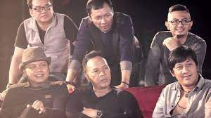 intro c am c am c am c am di sini ada satu kisah cerita tentang anak manusia f dm c f dm c menantang hidup bersama, mencoba menggali makna cinta am em f c bm tetes air mata, mengalir di sela derai tawa am em a# f c selamanya kita, tak akan berhenti mengejar matahari. Chord Kunci Gitar Dan Lirik Lagu Mungkinkah Stinky Tetes Air Mata Basahi Pipimu Tribun Solo