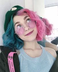 Aurora Pink Would Dye Her Hair Half Blue And Half Pink Idee Per Capelli Capelli Arcobaleno Capelli Colorati