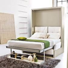 Un letto a parete completo di comodo divano che diventa un letto matrimoniale nella misura francese. Letti Matrimoniali A Scomparsa Pratici Per Case Piccole