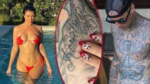 Travis barker has added yet another tattoo to his collection to show his love for girlfriend kourtney kardashian. Travis Barker Rockstar Tragt Jetzt Kourtney Kardashian Als Tattoo Leute Bild De