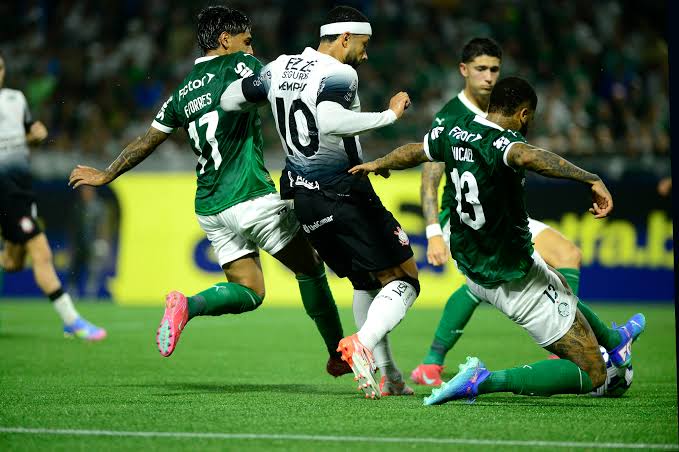 Partida disputada sob os refletores de um estádio