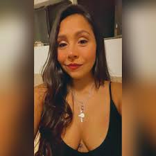 Who is a good Dominican hairdresser to straighten hair in Elmhurst, IL?