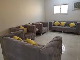 كنب ٤ قطع وجلسة ارضيه نظيفة جدا