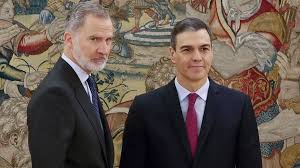 El motivo por el que el rey Felipe tenía el gesto serio y el “ceño fruncido” mientras Sánchez juraba su cargo | Vozpópuli
