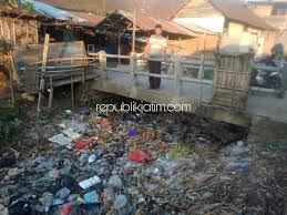 Pada saat kapasitas air yang ada di sungai tertahan oleh sampah yang menyumbat aliran air jika membludak jadi banjir.jika apabila sampah tidak dibersihkan maka akan banjir akan terus terjadi. Warga Keluhkan Tumpukan Sampah Di Sungai Samping Pasar Wage Jetis