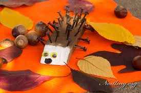 Wir zeigen euch sieben tolle ideen zum die holzarbeit könnt ihr mit euren kindern auch einfach an einem nachmittag selber basteln, ohne dass ihr viel geld dafür ausgeben müsst. Basteln Im Herbst Mit Kindern Igel Aus Holz Nestling