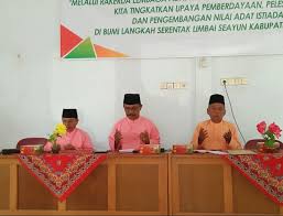 Adat istiadat dilakukan sesuai dengan kebiasaan masyarakat sekitar, dan dari sinilah kekayaan budaya indonesia semakin terasa. Rakerda Lam Bungo Thobroni Adat Istiadat Tidak Boleh Tergerus Jaman Metro Independen