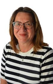 Elaine Simmons's Instagram, Twitter & Facebook