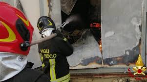 Ruoli del personale non direttivo e non dirigente che espleta funzioni operative. Stipendio Dei Pompieri Italiani Quanto Guadagna Un Vigile Del Fuoco