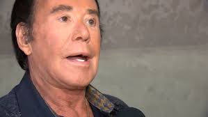 Wayne Newton postpones start of Las Vegas show due to back injury