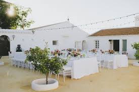 Mientras que en su ecterior barbacoa, piscina, terraza, zona de aparcamiento. Boda En Marbella Astrid Marcus Boda En Patio Casas De Campo Boda En Casa
