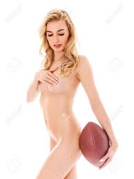 Hermosa Mujer Desnuda Celebración De Balón De Fútbol Americano Fotos,  retratos, imágenes y fotografía de archivo libres de derecho. Image 76737837