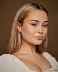 Hannah Howland's Instagram, Twitter & Facebook