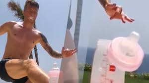 Wir stellen die mutter seines sohnes, seine langjährige freundin und jetzt ehefrau scarlett gartmann vor. Bottle Cap Challenge Marco Reus Kickt Baby Flaschchen Auf Fussball Bild De