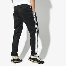 Diese sportswear mit dem kultigen logo hat seit langem auch einzug in die freizeitmode gehalten. Adidas Herren Beckenbauer Tp Hose E43909