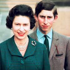 Синие лебеди, маленькая страна, жёлтые тюльпаны и другие песни. The Crown What Prince Charles Relationship With Queen Elizabeth Is Really Like