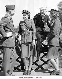 British Ats Girls Chat With Us Servicemen During Ww11 Dh87r0 Jpg 427 540 Pixels Female Soldier Warrior Woman Servicemen
