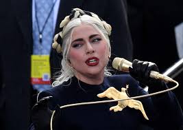 Beberapa penggemar berpikir bahwa ia memakai pin yang terinspirasi dari mockingjay di film hunger games pada jaket gaunnya. Inauguration Lady Gaga Gives Twitter Hunger Games Vibes Los Angeles Times
