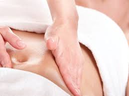 A massagem modeladora é feita com as próprias mãos, de forma rápida, firme e com movimentos. Clinicas Body Face Massagem Modeladora