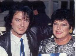 Con su muerte, que se dio a conocer la madrugada del domingo, se apaga la voz de a lo largo de su trayectoria, el cantante y compositor español vendió más de 100 millones de discos , consiguió que 52 de sus canciones llegaran al. Pin En Camilo Sesto