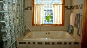 Dengan denah kamar mandi seeperti ini, jika hanya akan menggunakan toilet tanpa mandi, anda bisa menutup pintu yang menuju toilet saja. 6 Trik Ubah Kamar Mandi Kecil Jadi Lebih Luas