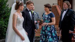 Danuta holecka mieszka w willi z dużym ogrodem na warszawskim mokotowie. Syn Danuty Holeckiej Julian Wzial Slub