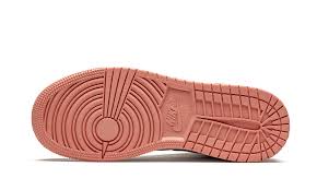 Habillé dans une palette de couleurs rose, blanc et voile. Air Jordan 1 Mid Pink Quartz 555112 603 Wethenew