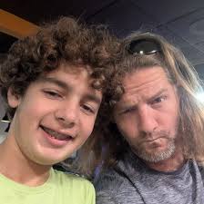 Sun elf noble falls for tiefling adventurer in secret