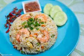 Ok dah sebati, nasi goreng cina timur siap dimasak dan hidangkan bersama telur goreng dan keropok sebagai penyedap tambahan. Resepi Nasi Goreng Cina